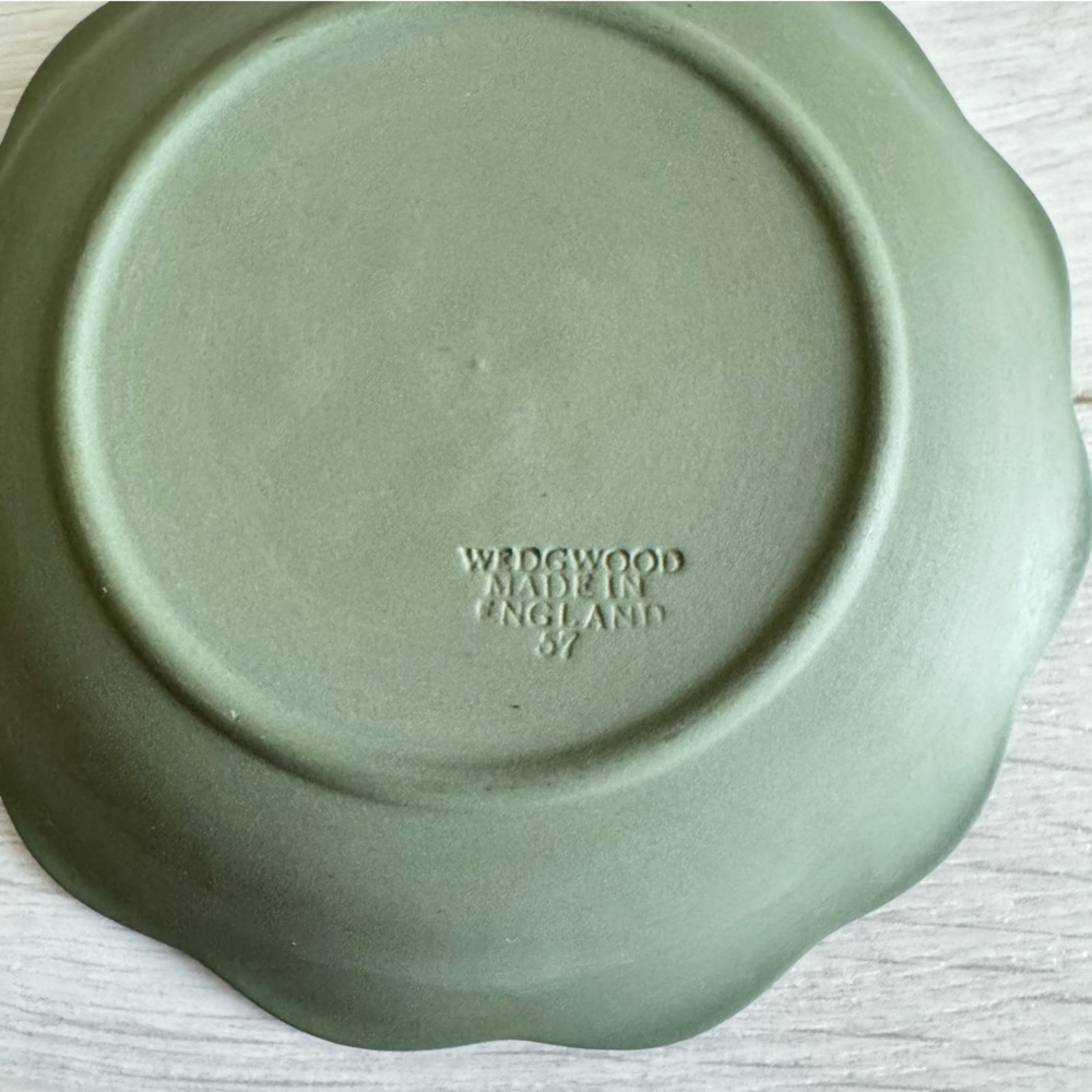 Wedgwood Jasperware Sage Green Vanity Dishes and Trinket Box Scalloped Edge - Picture 8 of 11